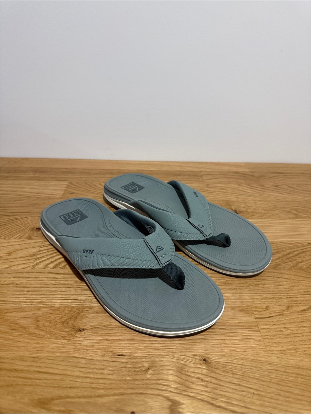 Brand new Reef Offshore Men's size 9 Flip Flops